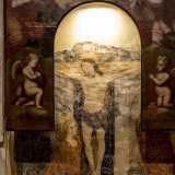 L�apparato decorativo centrale ruota tutto attorno all�affresco della Crocifissione, ci� che rimane, come detto, del dipinto miracoloso dell�edicola precedente